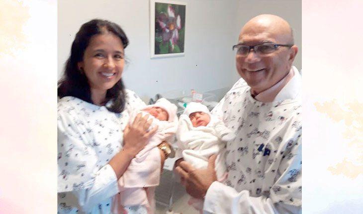 Ivete Sangalo compartilha foto das gêmeas. Na foto, as filhas de Ivete com os médicos no hospital