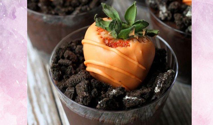 Lembrancinhas de Páscoa em um potinho de doce com um detalhe em formato de cenoura