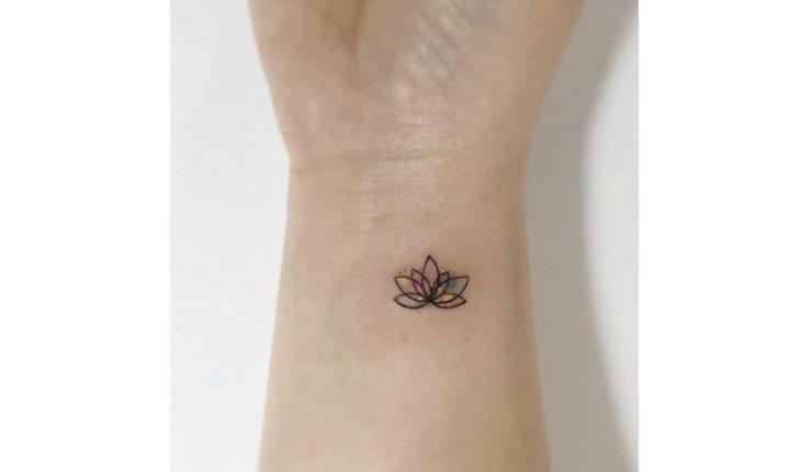 Tatuagem de flor de lótus.