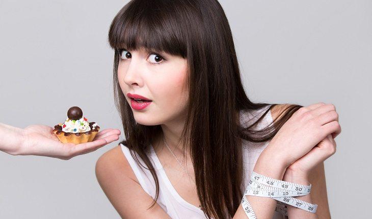 mulher japonesa comendo doce