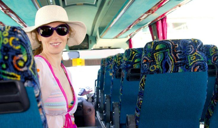Mulher turista dentro do ônibus