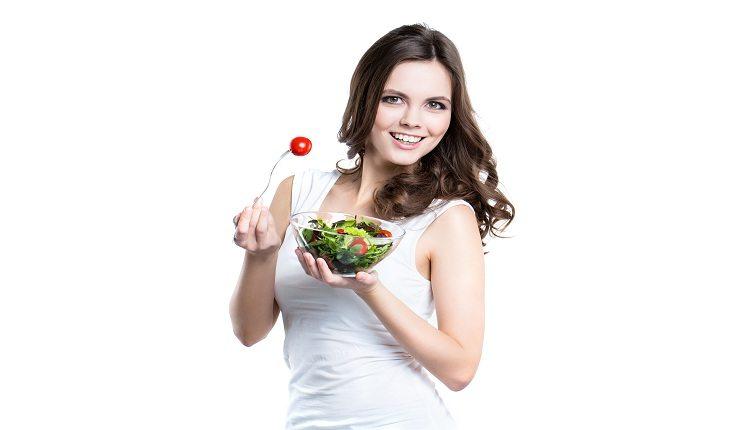 foto de uma moça comendo salada