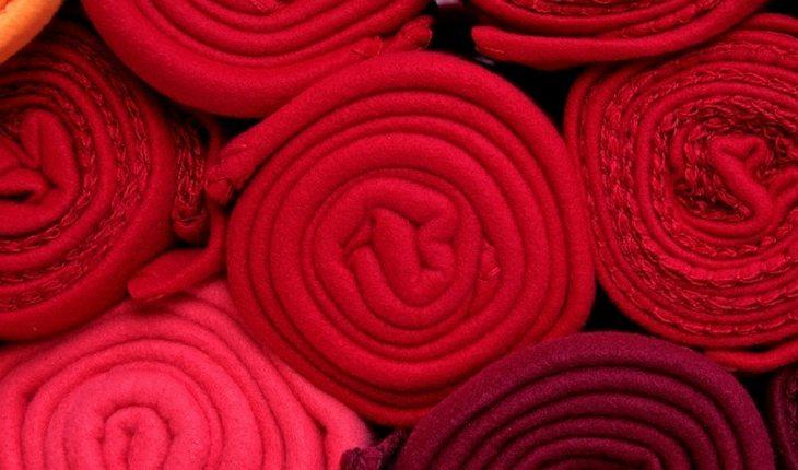 Rolos de tecidos vermelhos