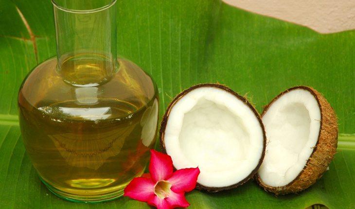 Benefícios do óleo de coco. Na foto, um pote de óleo de coco