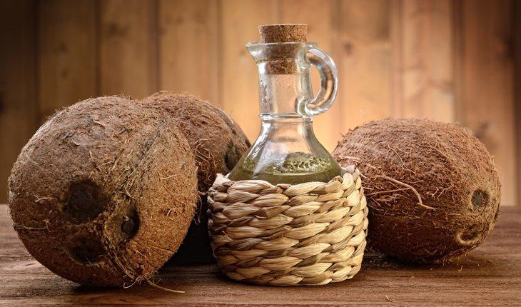 Benefícios do óleo de coco. Na foto, um pote de óleo de coco