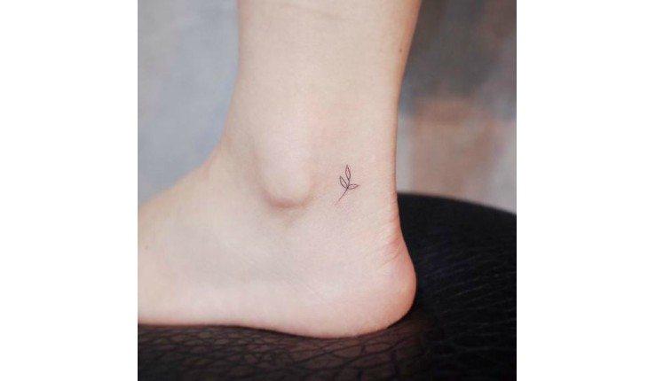 Tatuagem no tornozelo.