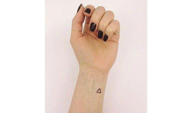 Tatuagem de triângulo.