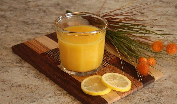 Suco de laranja e limão rico em vitamina C