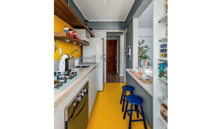 Cozinha laranja e azul.