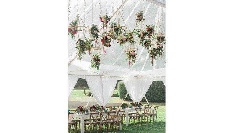 Flores suspensas são tendência para decoração de casamento. Veja fotos!