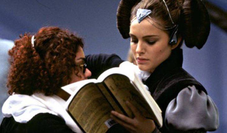 atriz Natalie Portman lendo um livro durante cena de filme