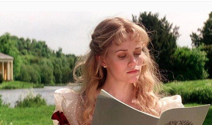 atriz Reese Whiterspoon durante cena de filme, lendo um livro