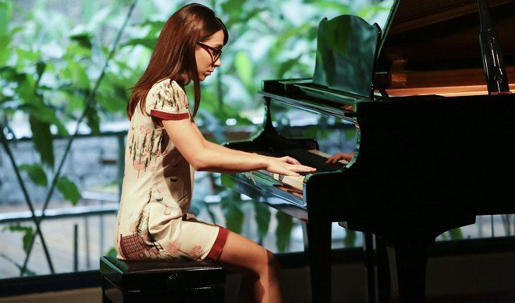 Malhação Viva a Diferença: Cinco coisas que aprendemos com as Five. Na foto, Benê tocando piano.