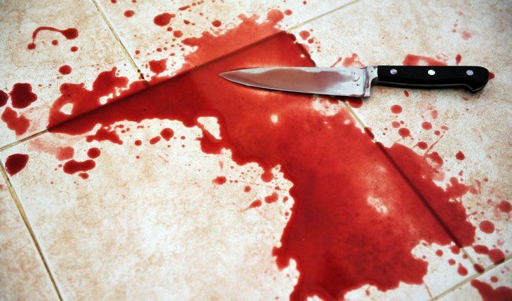 Chão com sangue e faca