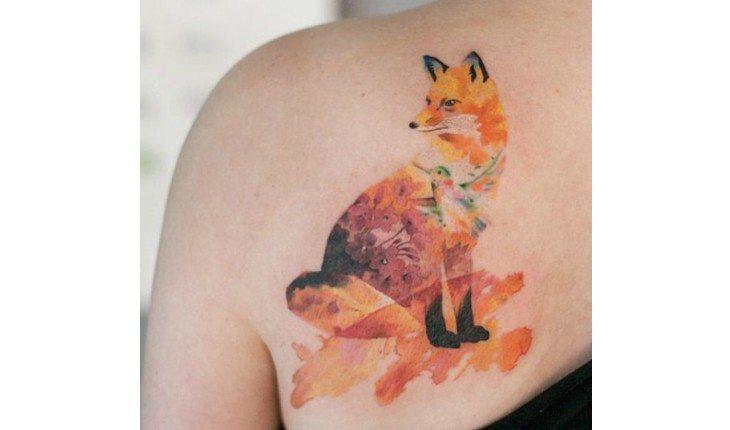 Tattoo colorida de raposa.