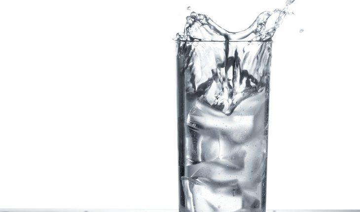 Copo transparente cheio de água