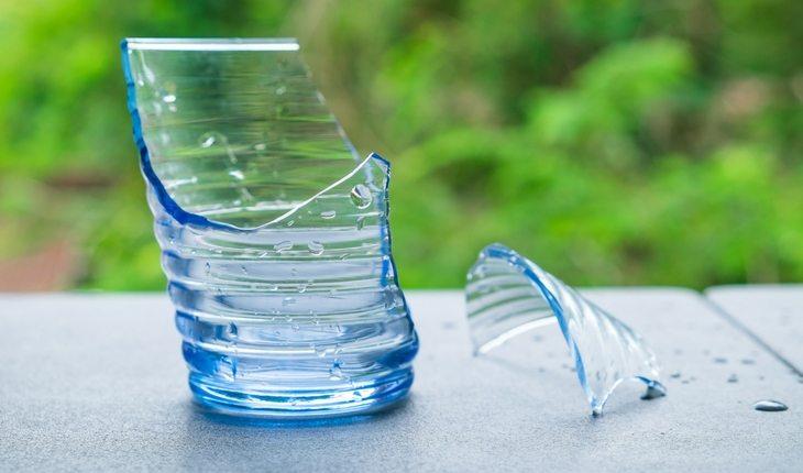 Copo de vidro transparente quebrado