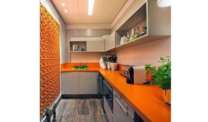 Cozinha com decoração laranja.