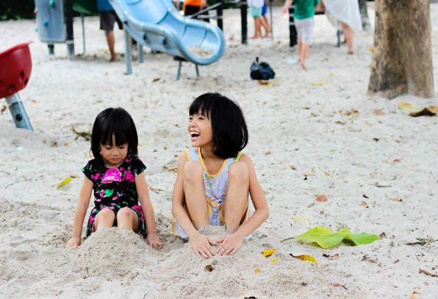 Crianças na areia