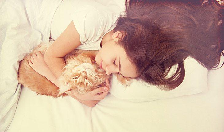 mulher dormindo com um gato