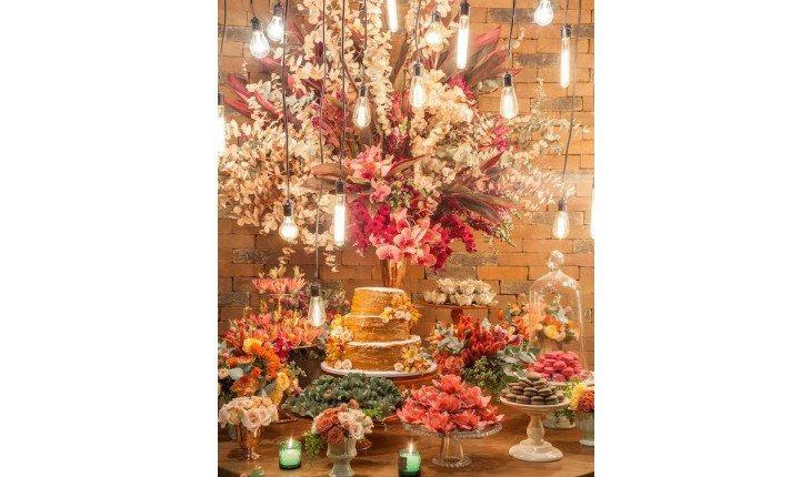 Mesa de doces e flores casamento.
