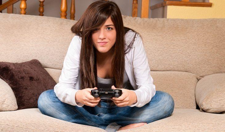 mulher se divertindo jogando videogame
