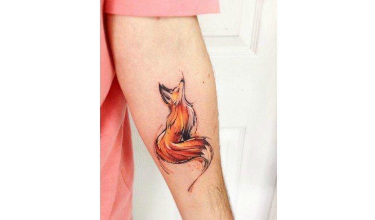 Tattoo de raposa laranja.