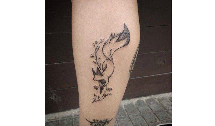 Tattoo preto e branco de raposa.