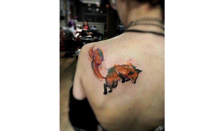 Tattoo de raposa colorida.