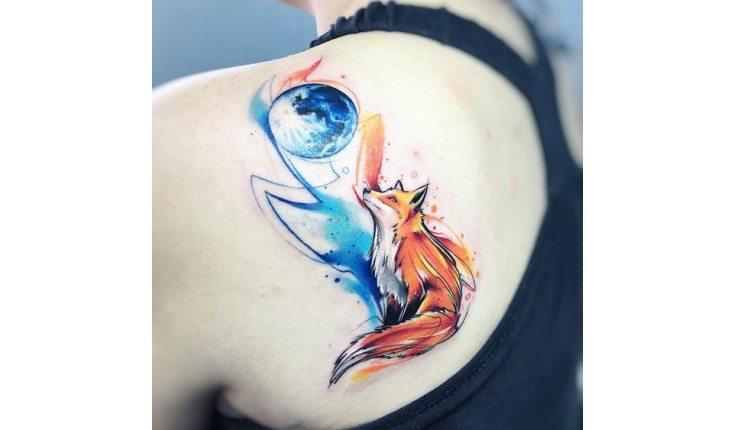 Tatuagem de raposa e lua.