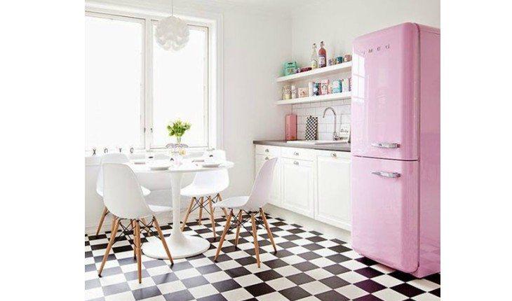 Geladeira rosa e chão xadrez.
