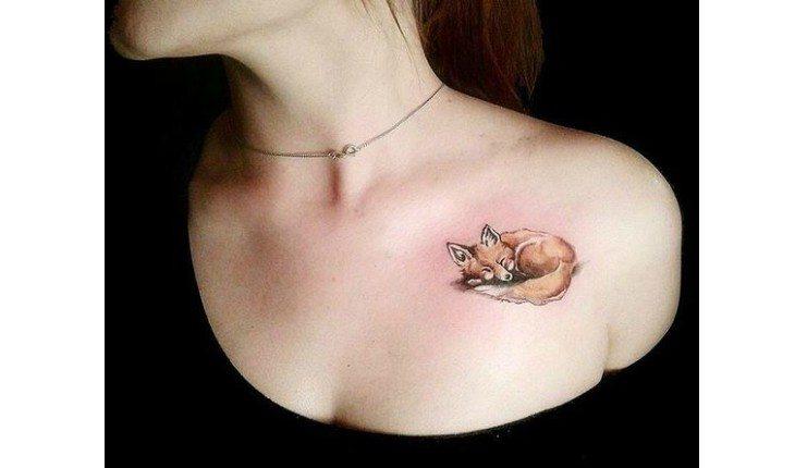 Tattoo de raposa no colo.