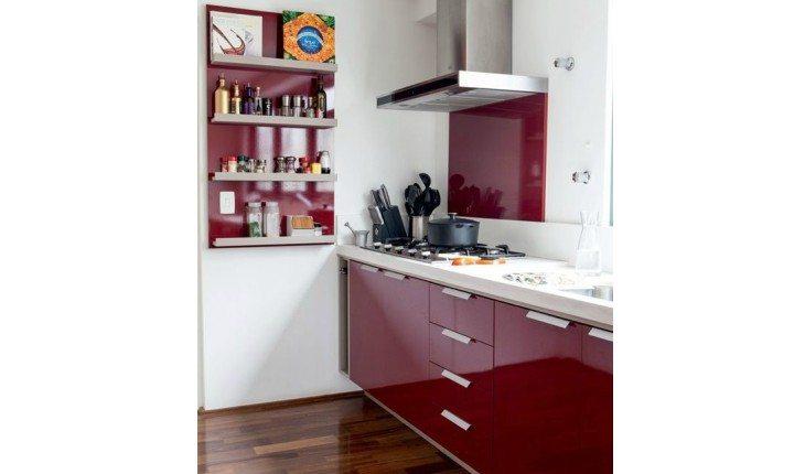 Armário de cozinha vermelho.