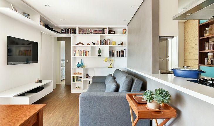 Ideias para sala de estar: decoração moderna e aconchegante com sofá cinza e prateleiras brancas na parede