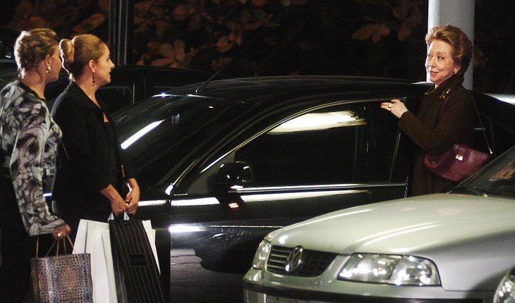 Bia Falcão, personagem de Fernanda Montenegro na novela Belíssima. Na foto, Bia está em um estacionamento entrando em um carro