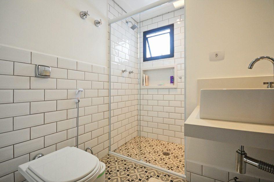 banheiro revestido com tijolinhos de metrô