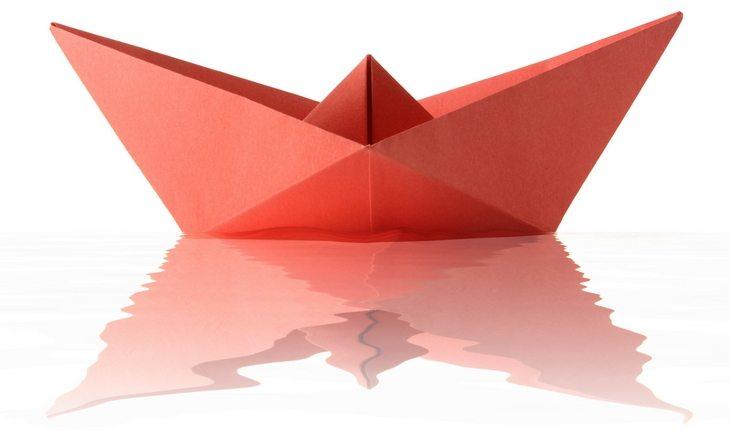 Barco vermelho de papel