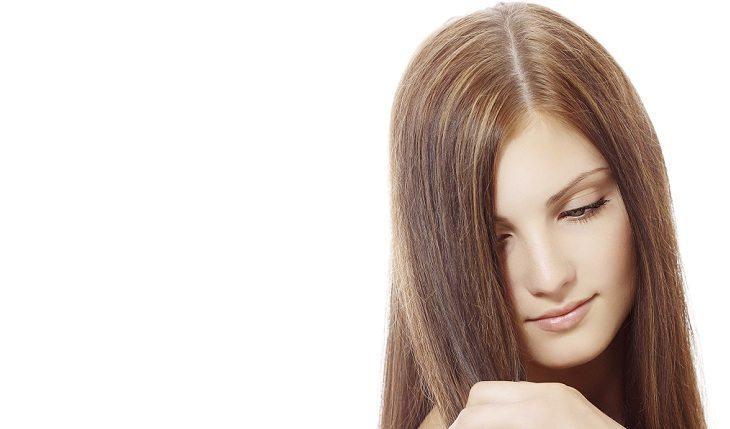 mulher com cabelos crescendo saudávelmente após detox capilar
