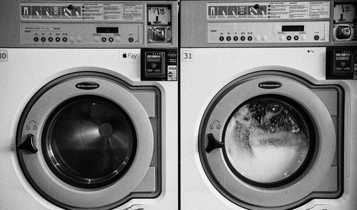 duas maquinas de lavar roupa funcionando
