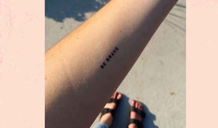 frase motivadora tatuada no braço