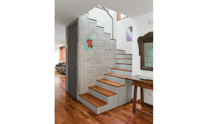 Escadas internas: veja ideias para dar destaque a esse item na sua casa