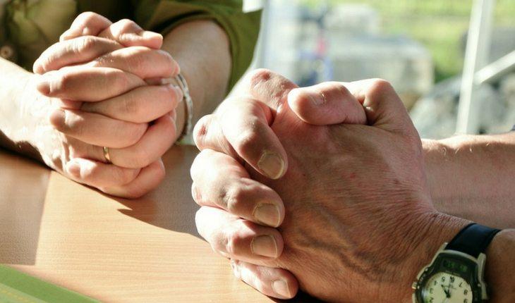 Mãos em oração