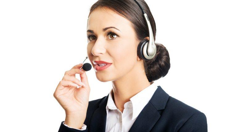 Mulher operadora de telemarketing com fone de ouvido e microfone