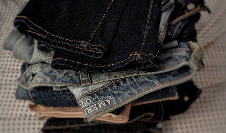 pilha de calças jeans