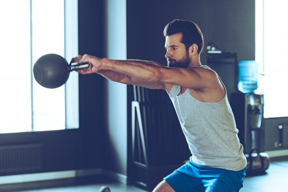 Imagem de homem fazendo exercícios físicos, representando o tema sobre musculação ou aeróbio: o que fazer primeiro?