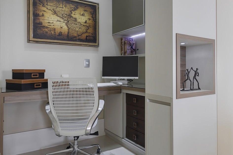 Pequeno espaço que foi transformado em um escritório com uma bancada em L, cadeira e armário