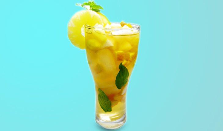 Copo de suco de abacaxi com chá de cabalinha