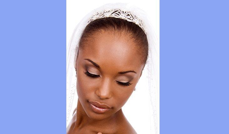 mulher negra exibe acessório de cabelo para noiva coroa