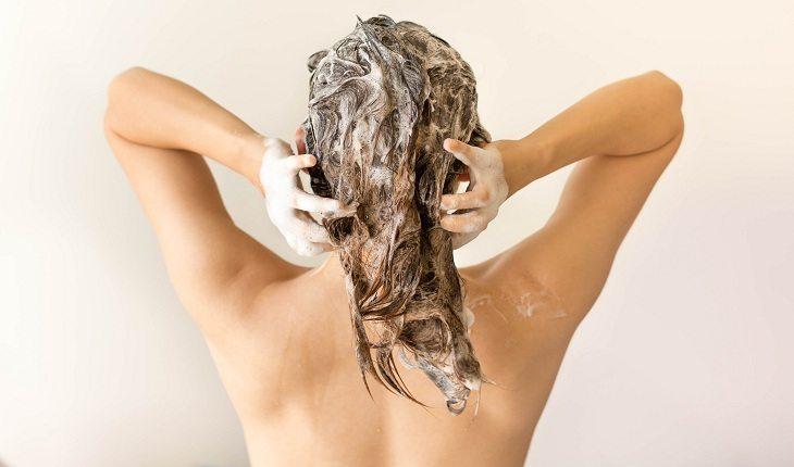 foto de uma mulher lavando cabelo