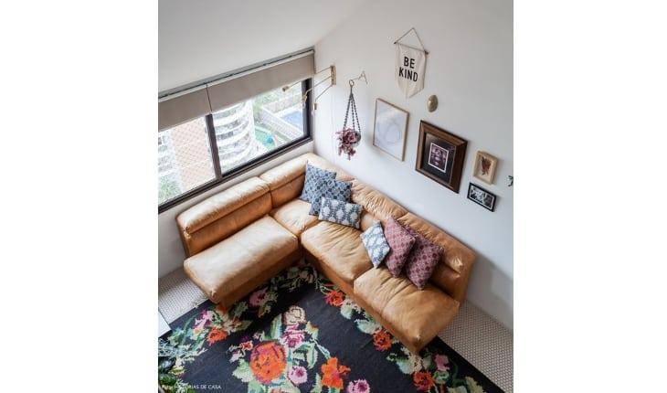 Sofá e tapete colorido.